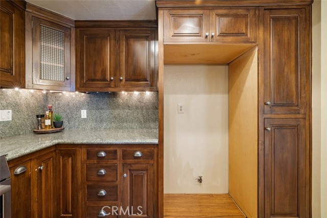 484 S Euclid Avenue, Pasadena CA: https://media.crmls.org/medias/f819b8c4-2f57-4303-b1bd-fcc19723b935.jpg