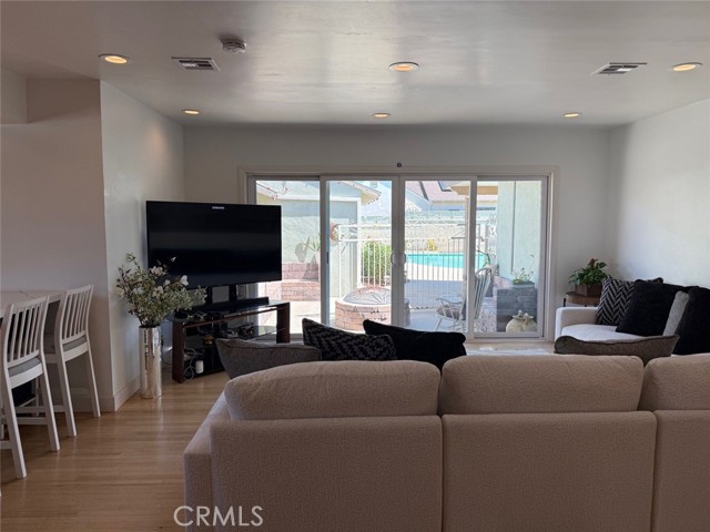 7232 Katherine Avenue, Van Nuys CA: https://media.crmls.org/medias/f819ee39-2848-4c78-9f9e-ad520e3e268f.jpg