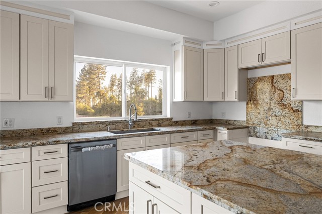 5000 Malibu Drive, Paradise CA: https://media.crmls.org/medias/f81c6186-a424-4ec3-b526-c5e77a76cd58.jpg