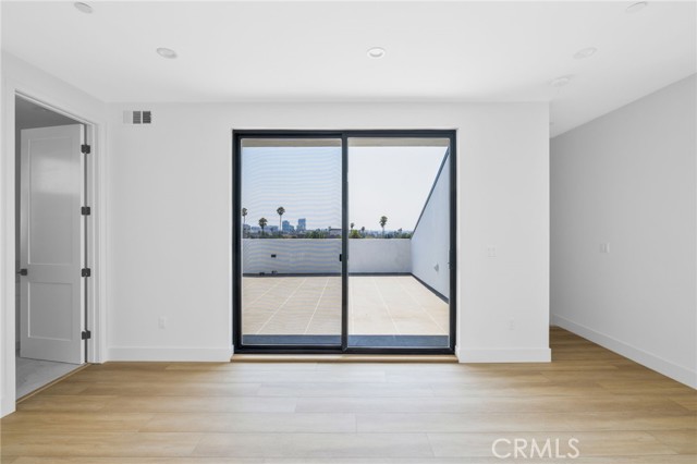 Detail Gallery Image 27 of 33 For 4827 Oakwood Ave, Los Angeles,  CA 90004 - 5 Beds | 3 Baths