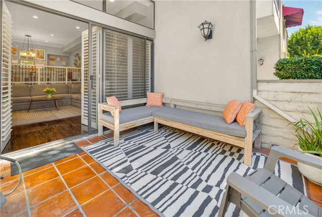 Detail Gallery Image 10 of 46 For 5240 Yarmouth #4,  Encino,  CA 91316 - 3 Beds | 3 Baths