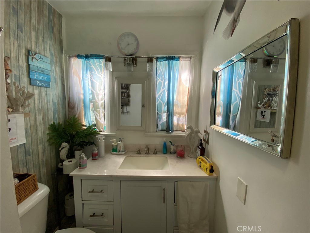 https://media.crmls.org/medias/f827a2f8-9daf-4dad-8f11-b6af5b6129dd.jpg?preset=X-Large