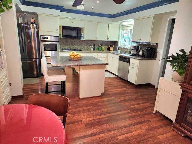 Detail Gallery Image 15 of 71 For 19755 Steinway St, Canyon Country,  CA 91351 - 3 Beds | 2 Baths