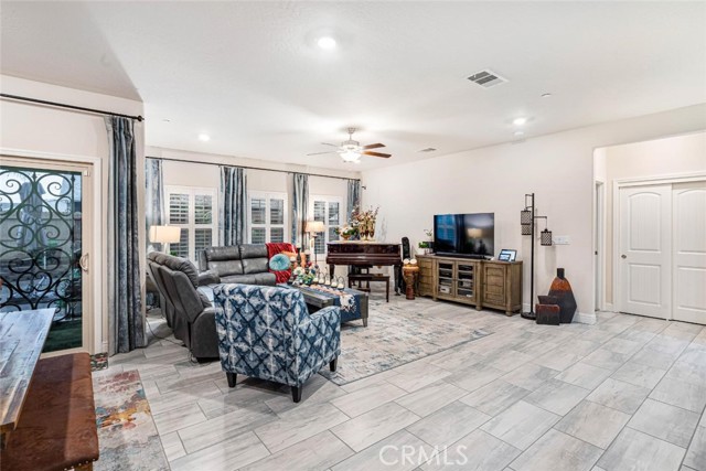 Detail Gallery Image 9 of 35 For 1553 N State, Fresno,  CA 93722 - 3 Beds | 2 Baths