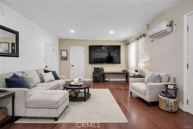 Detail Gallery Image 3 of 53 For 5719 Beckford, Tarzana,  CA 91356 - 5 Beds | 5 Baths