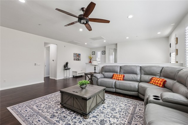 27631 Camellia Drive, Saugus CA: https://media.crmls.org/medias/f83080da-6201-4f44-9790-0e55888bd14c.jpg