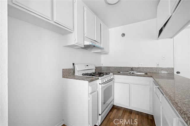 6716 Sylmar Avenue, Van Nuys CA: https://media.crmls.org/medias/f831a37d-3b23-4ed0-bba9-a74d4a1ac591.jpg