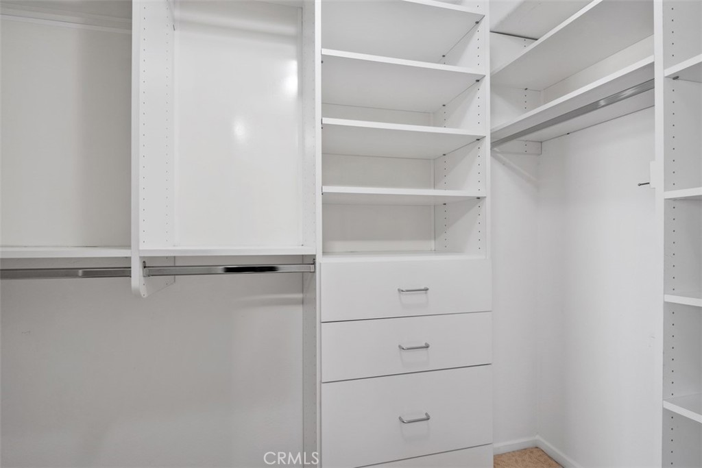 https://media.crmls.org/medias/f832da31-a7db-4705-843c-a56afdbe6362.jpg?preset=X-Large