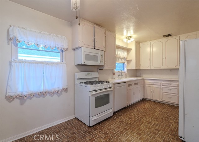 124 Mauna Loa Drive, Monrovia CA: https://media.crmls.org/medias/f833b8c2-1574-47a4-8b31-e3cdd3c1ed2b.jpg