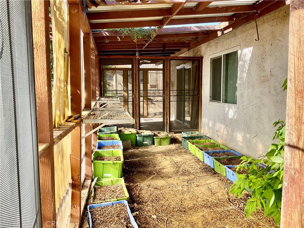 https://media.crmls.org/medias/f83503dc-8cb3-433c-b990-b31c2effd3b7.jpg?preset=X-Large