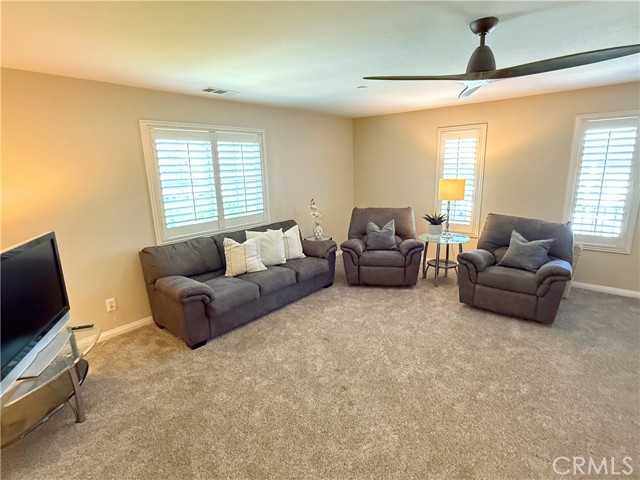 15767 Buck Point Lane, Fontana CA: https://media.crmls.org/medias/f8360ba8-440a-4b9c-82a9-51095a2ea459.jpg