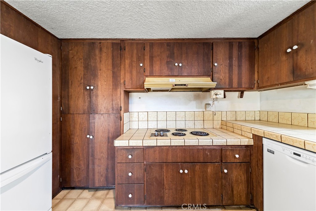 https://media.crmls.org/medias/f836cfc1-272d-4f42-9955-0e85276a6ac1.jpg?preset=X-Large