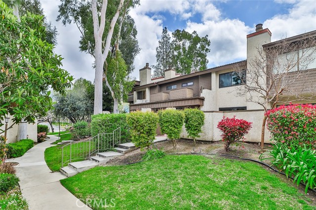 Detail Gallery Image 2 of 31 For 21500 Califa St #135,  Woodland Hills,  CA 91367 - 2 Beds | 2 Baths