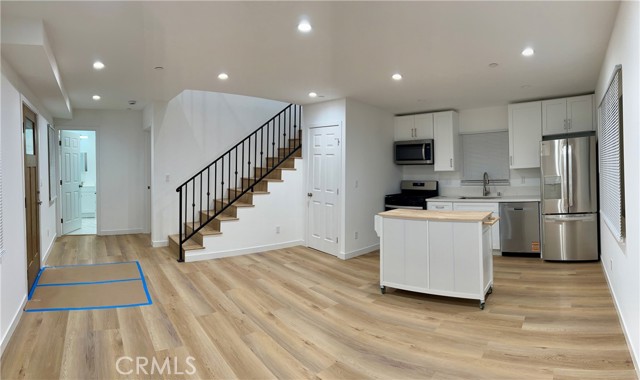 Detail Gallery Image 2 of 12 For 18654 1/2 Runnymede St., Reseda,  CA 91335 - 3 Beds | 2 Baths