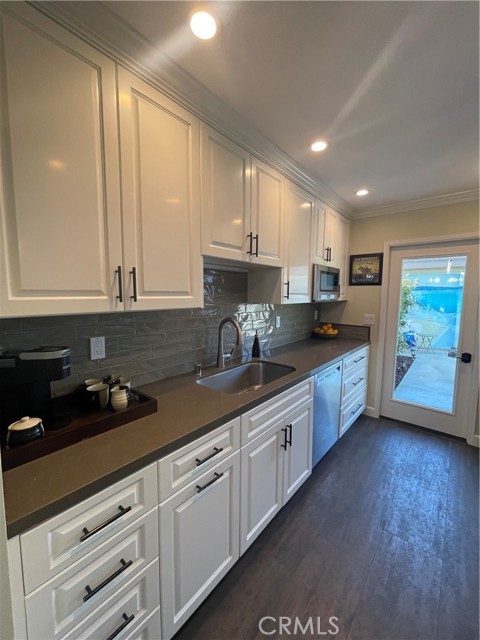 9852 Coral Cove Circle, Huntington Beach CA: https://media.crmls.org/medias/f83ad0a5-6d62-4813-a4de-8cbb80e323ac.jpg
