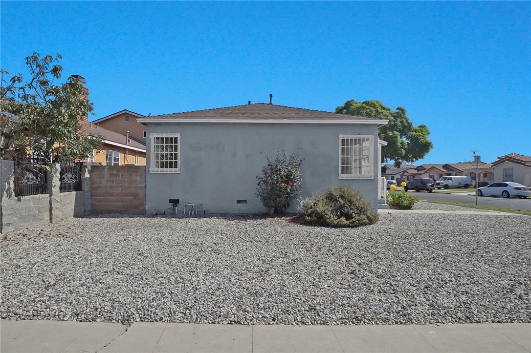 Detail Gallery Image 4 of 39 For 655 W 106th St, Los Angeles,  CA 90044 - 3 Beds | 2 Baths