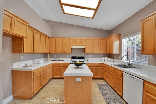 1882 Hunji Drive, Yuba City CA: https://media.crmls.org/medias/f83e0b69-51e7-4c5c-912a-920616669a4c.jpg