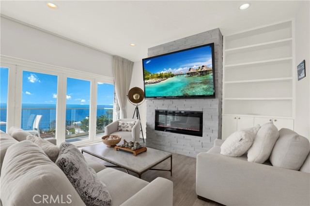 Detail Gallery Image 8 of 23 For 2510 Glenneyre St, Laguna Beach,  CA 92651 - 3 Beds | 3 Baths