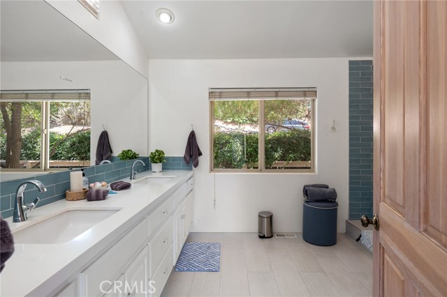1733 Arteique Rd, Topanga CA: https://media.crmls.org/medias/f83e9c9d-b9da-4591-8387-2a59b9cd3d56.jpg