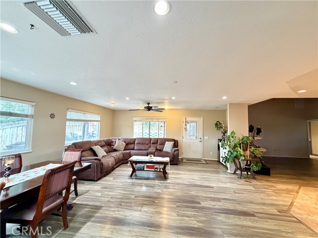 Detail Gallery Image 7 of 37 For 27939 Oakgale, Canyon Country,  CA 91351 - 3 Beds | 2 Baths