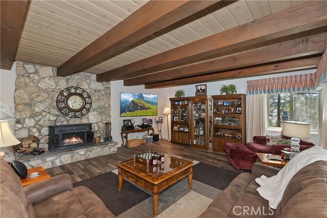 Detail Gallery Image 4 of 57 For 1249 Yellowstone Dr, Lake Arrowhead,  CA 92352 - 5 Beds | 3/2 Baths