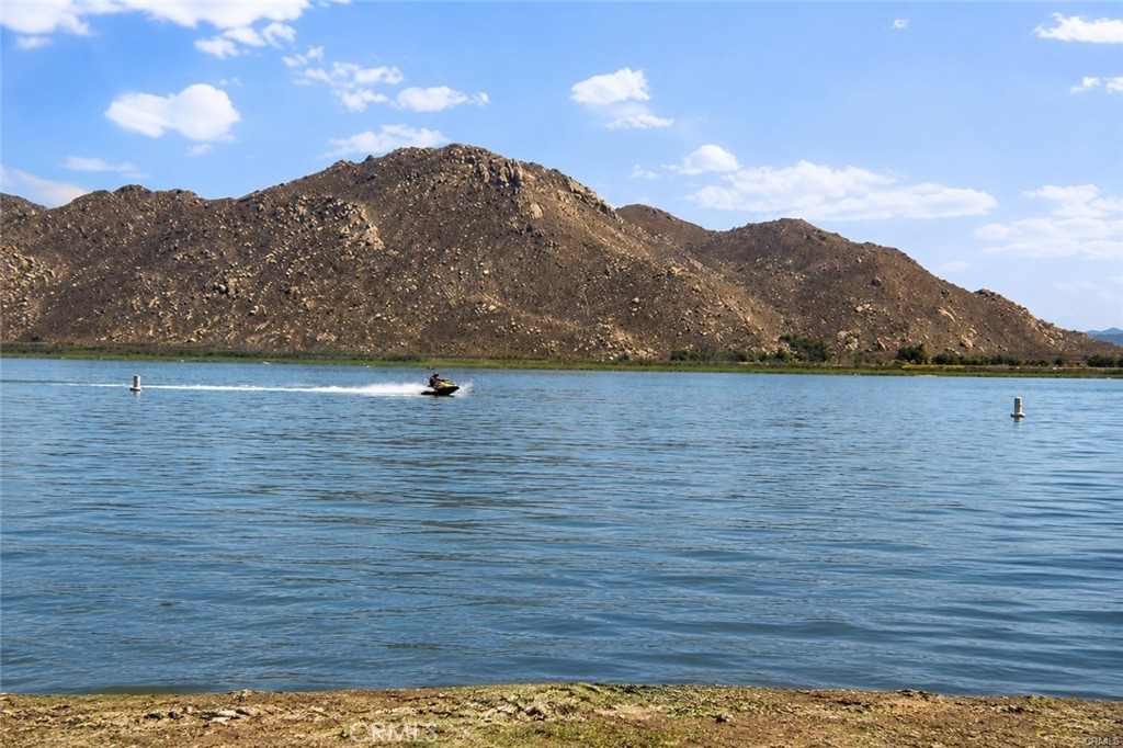 https://media.crmls.org/medias/f842d585-9681-4bef-8164-15377c9b41f0.jpg?preset=X-Large