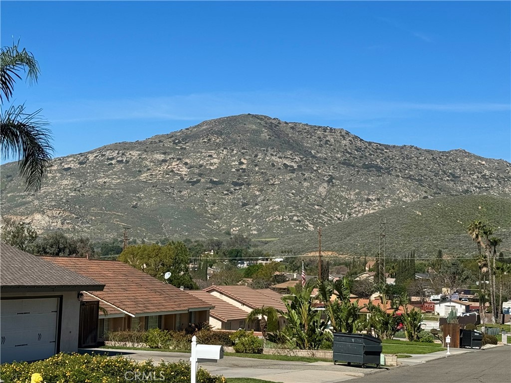 https://media.crmls.org/medias/f84375e9-3bbf-4cbe-a293-40edca3aac71.jpg?preset=X-Large