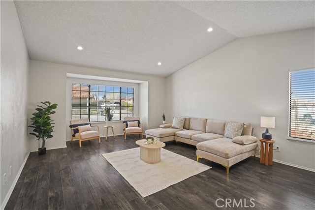 Detail Gallery Image 2 of 22 For 37702 50th St, Palmdale,  CA 93552 - 3 Beds | 2 Baths