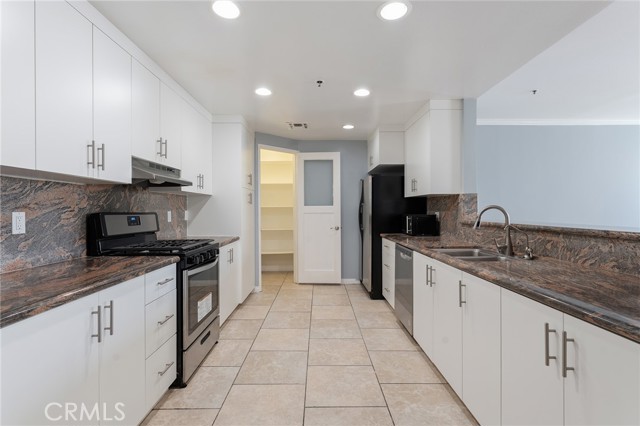 Detail Gallery Image 8 of 51 For 5350 White Oak #413,  Encino,  CA 91316 - 2 Beds | 2 Baths