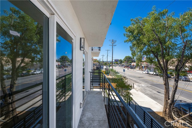 Detail Gallery Image 10 of 29 For 6830 Hazeltine Ave, Van Nuys,  CA 91405 - 4 Beds | 4/1 Baths