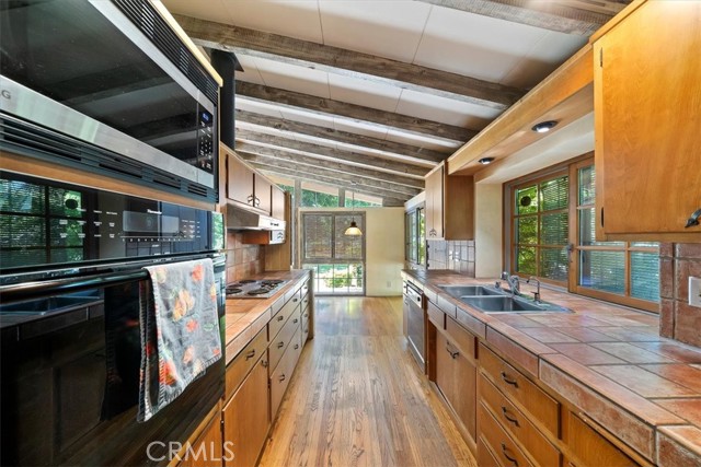 901 E Walnut Avenue, Glendora CA: https://media.crmls.org/medias/f848c7e1-357b-41c3-b871-725d862162e2.jpg