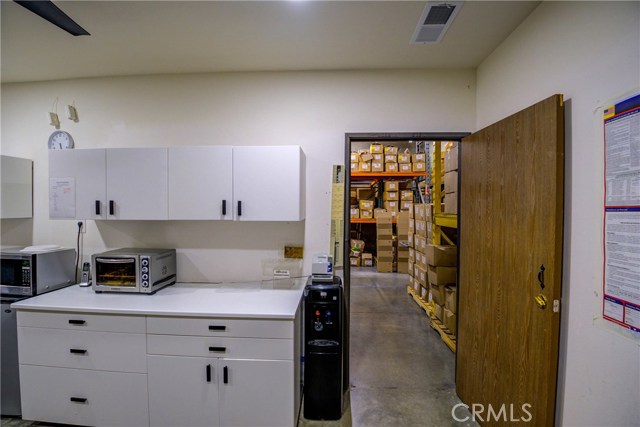 21352 Nordhoff Street, Chatsworth (los Angeles), California 91311, ,Commercial Sale,For Sale,21352 Nordhoff Street,CRSR24012963