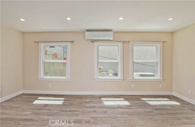 Detail Gallery Image 4 of 28 For 1639 Redcliff #1/2,  Los Angeles,  CA 90026 - 2 Beds | 1 Baths