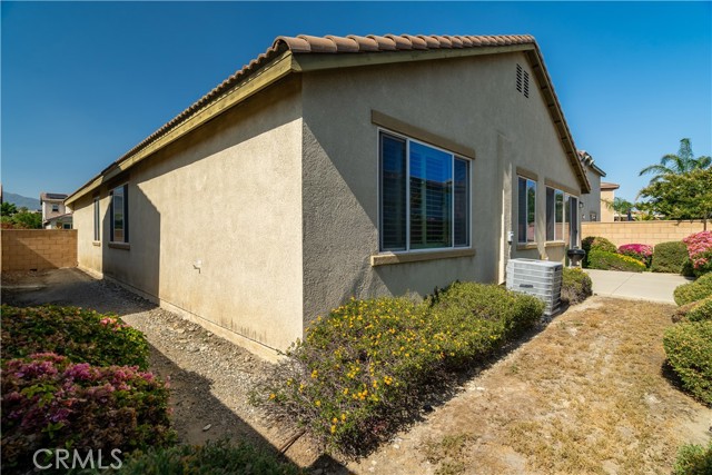 15345 Chive Lane, Fontana CA: https://media.crmls.org/medias/f84eea0f-5241-4a13-896c-b69c64ab497a.jpg