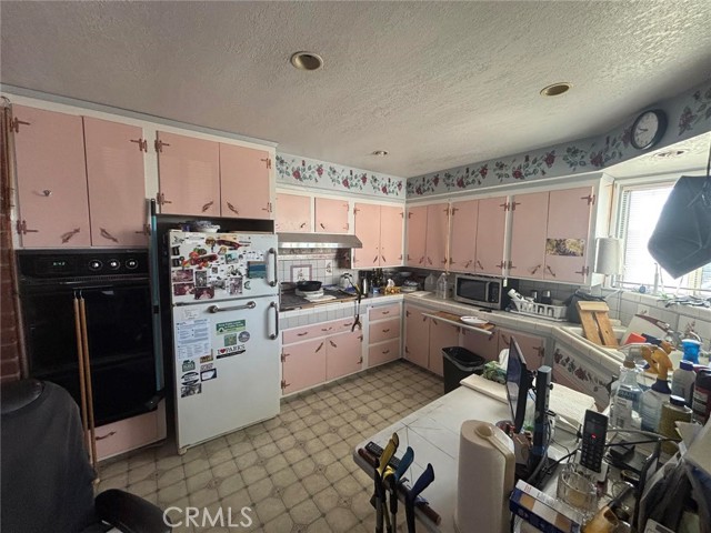 Detail Gallery Image 3 of 6 For 5013 W 139th, Hawthorne,  CA 90250 - 3 Beds | 2 Baths