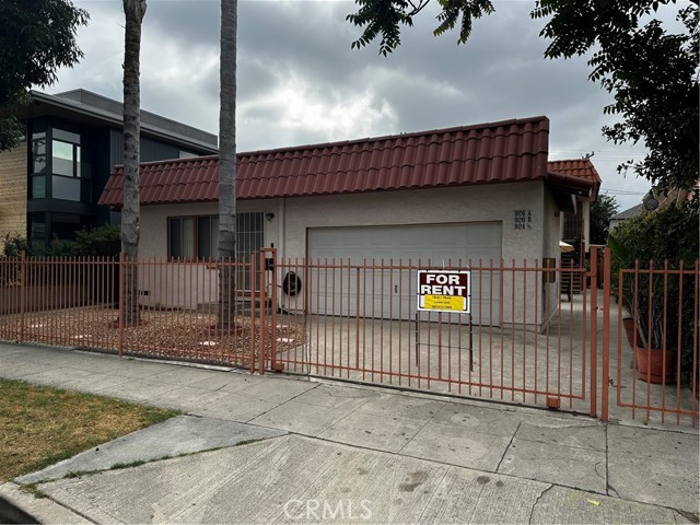 Detail Gallery Image 1 of 9 For 924 W Clark Ave, Burbank,  CA 91506 - – Beds | – Baths