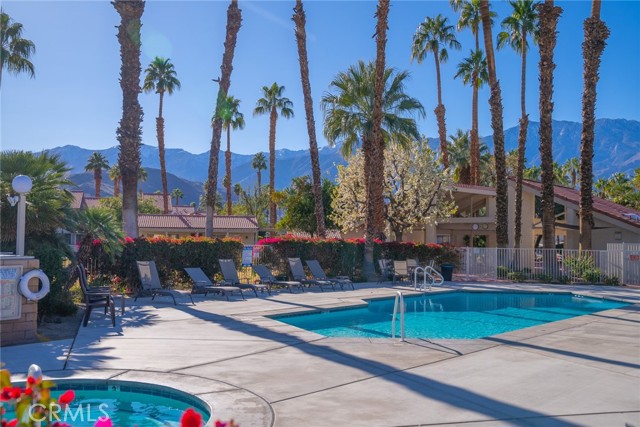 Detail Gallery Image 5 of 36 For 6135 Montecito Dr #8,  Palm Springs,  CA 92264 - 2 Beds | 2 Baths