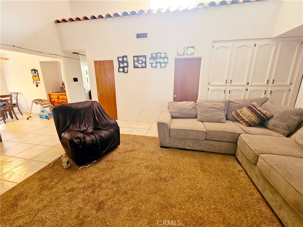 https://media.crmls.org/medias/f854f404-68df-40ca-84a6-d6f6768f025d.jpg?preset=X-Large
