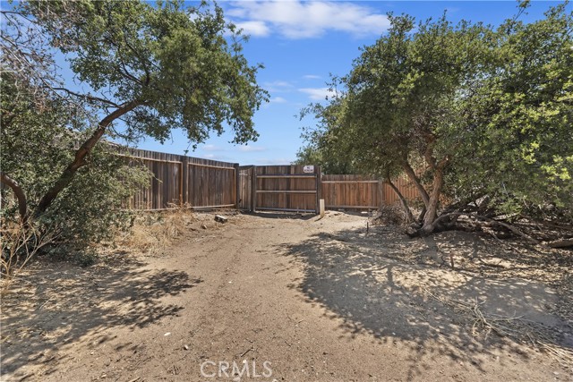 8328 Chateau Road, Phelan CA: https://media.crmls.org/medias/f8557055-9f61-480d-9d13-36b53670fc98.jpg