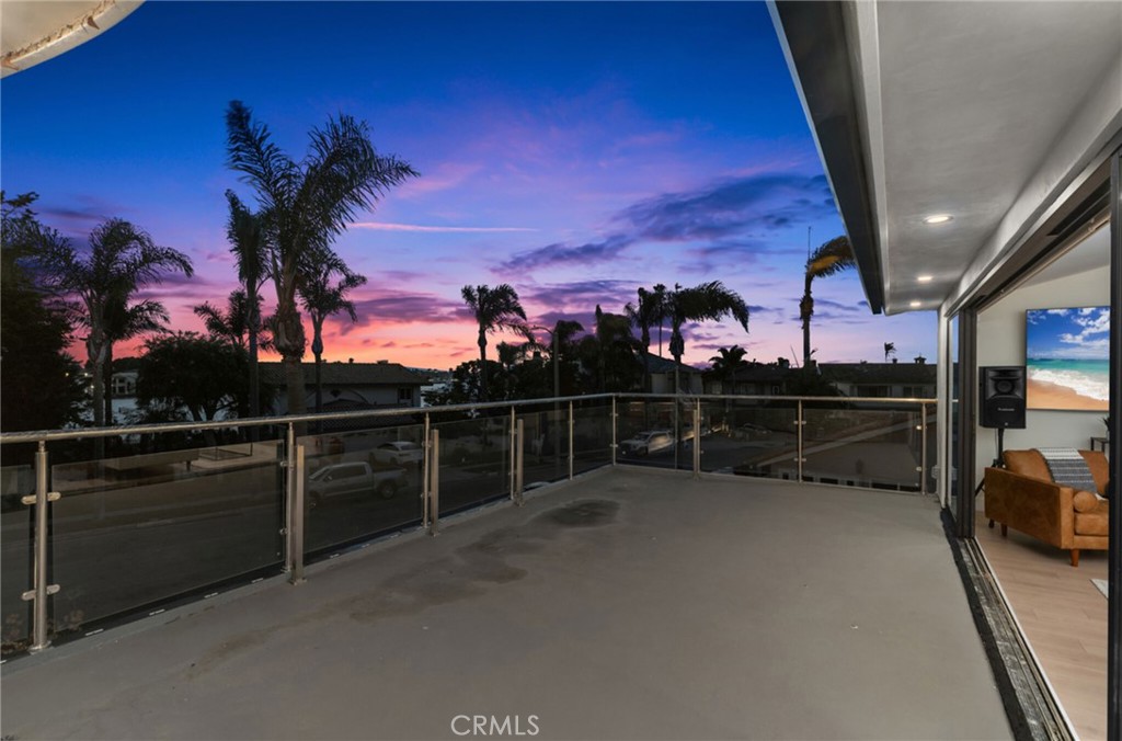 https://media.crmls.org/medias/f8582baf-1edc-473f-98c0-0c48afff8162.jpg?preset=X-Large