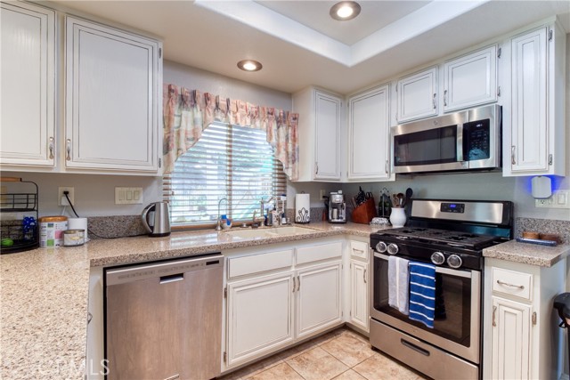 Detail Gallery Image 10 of 30 For 23903 Creekwood Dr, Moreno Valley,  CA 92557 - 4 Beds | 2/1 Baths