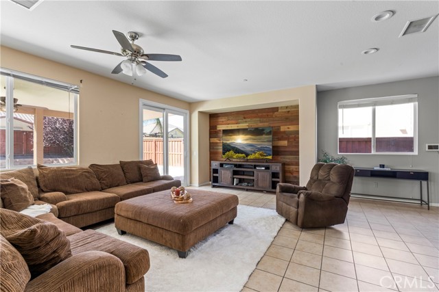 Detail Gallery Image 11 of 43 For 29149 Edgewood Dr, Lake Elsinore,  CA 92530 - 4 Beds | 3 Baths