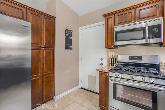 7471 Windrose Drive, Highland CA: https://media.crmls.org/medias/f85c353d-f001-4cc7-87a7-e0e7ed4eccbd.jpg