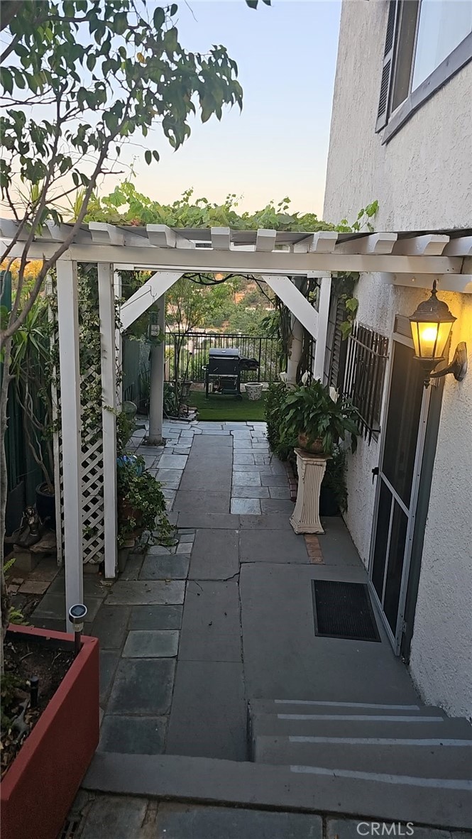 https://media.crmls.org/medias/f85d2202-a18a-444c-afb0-4907dfd76dcb.jpg?preset=X-Large