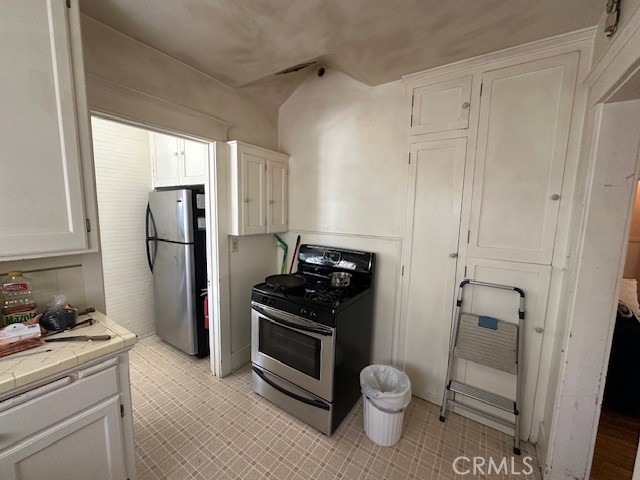 1045 Gladys Avenue, Long Beach CA: https://media.crmls.org/medias/f85dd6ba-1c44-4727-94a4-28161fadc0c5.jpg