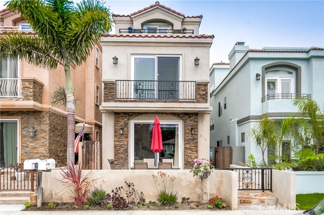 213 Baltimore Avenue, Huntington Beach CA: https://media.crmls.org/medias/f8609624-930b-4975-8e97-a7084c0339f9.jpg