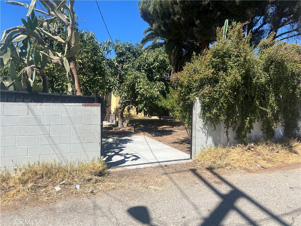 https://media.crmls.org/medias/f8620463-b8ba-47f7-ab3c-6499b7a04611.jpg?preset=X-Large