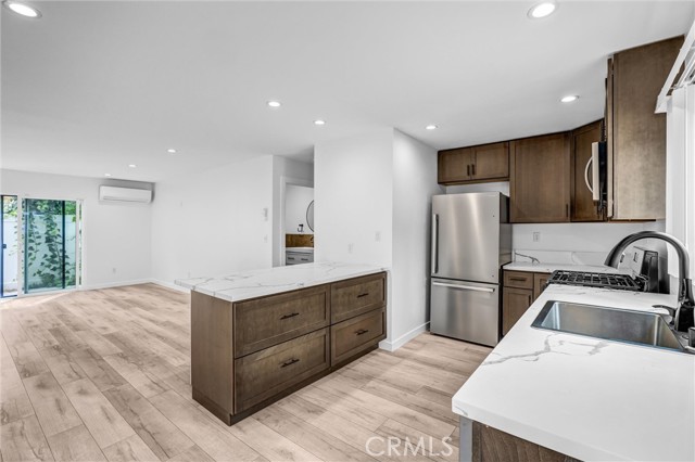 Detail Gallery Image 2 of 18 For 22022 Buena Ventura, Woodland Hills,  CA 91364 - 2 Beds | 1/1 Baths