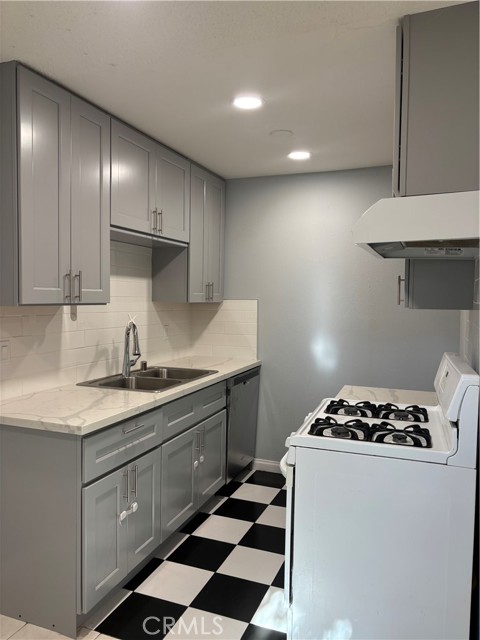 8641 Glenoaks Unit: 131