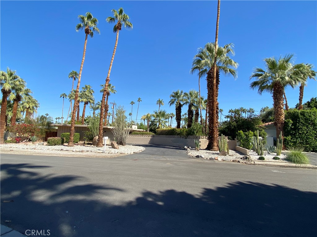 1562 S Indian Trail, Palm Springs, CA 92264